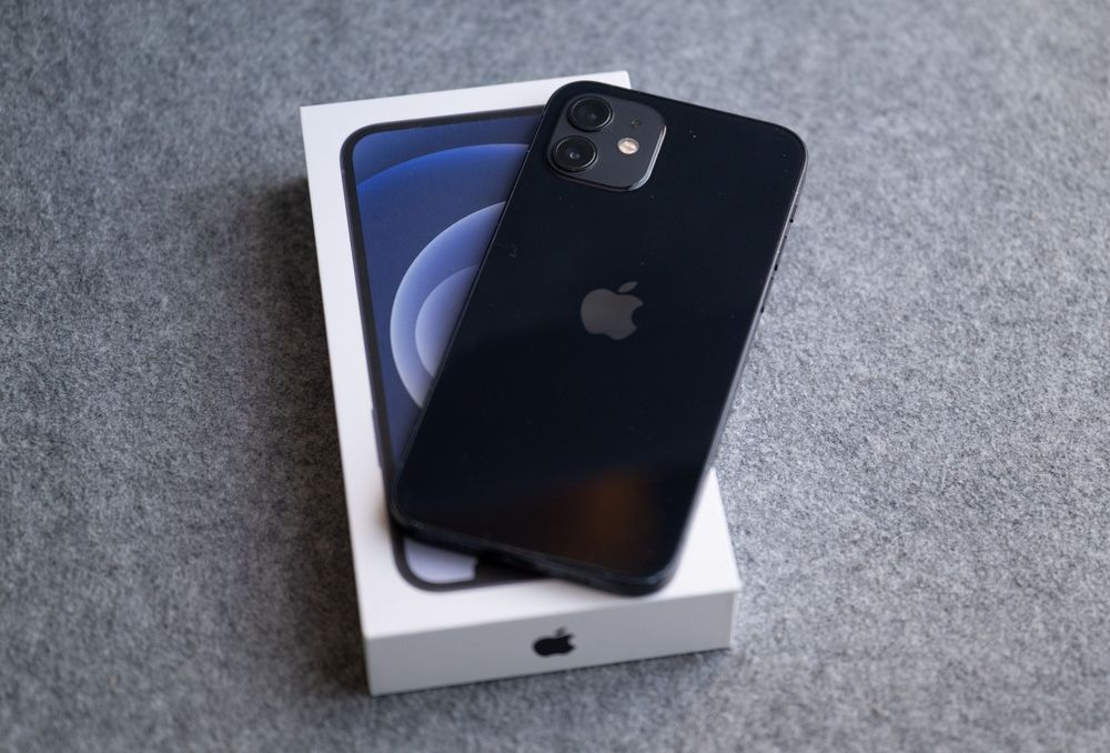 Телефон iPhone 12 / 64GB