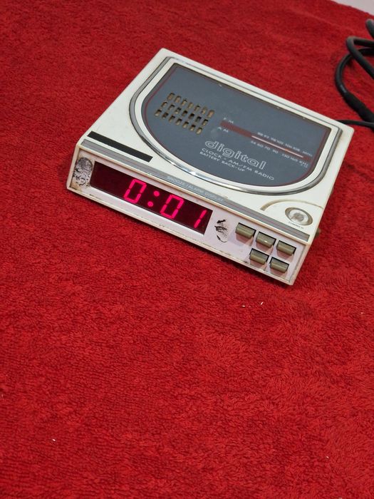 Radio cu afișaj digital  defect