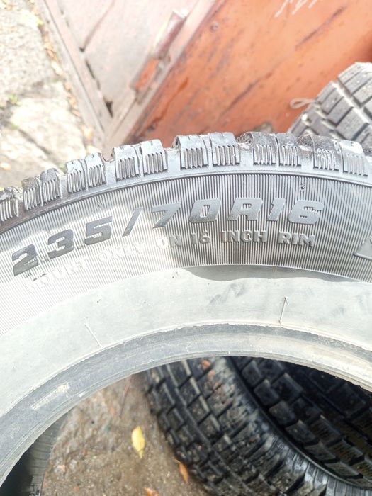 Резина 235/70/16 зима.