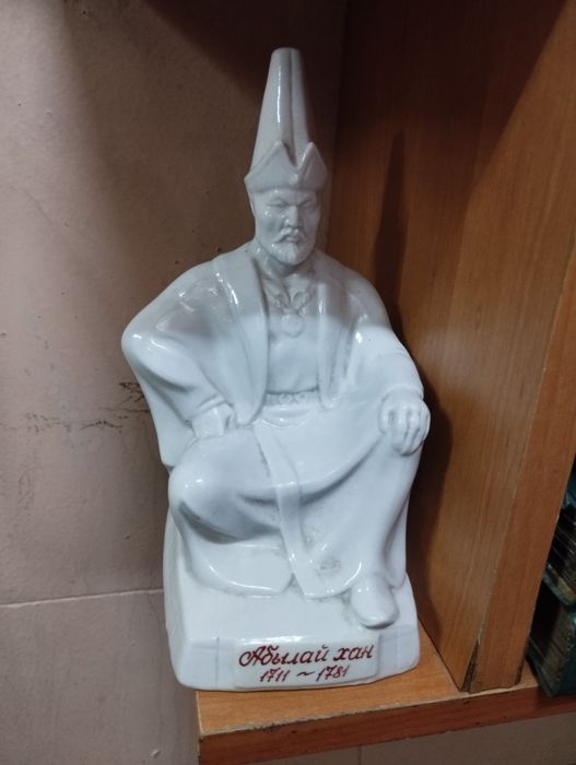 Фарфоровая статуэтка Абылай хан