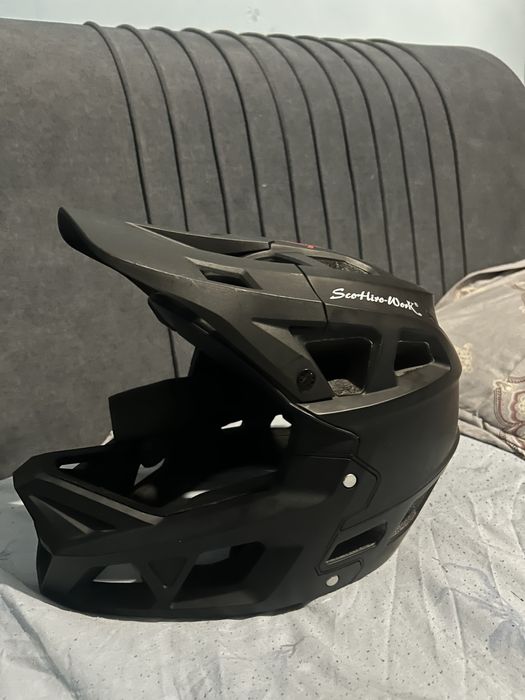 Спортивный шлем.