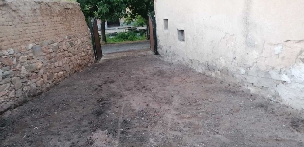 Услуги със багер, хидравличен чук, тристранен самосвал и пътна помощ.