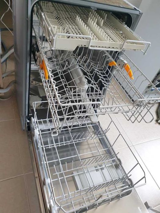 45см - Miele Съдомиялна - 9 Комплекта - Частично Вграждане Тясна
