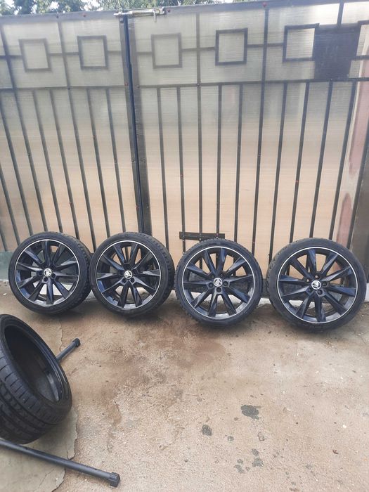 Jenți Skoda Rapid R17 distantă prezoane 100mm Dau cauciuc de 45 si de 40 cum se văd în poze.