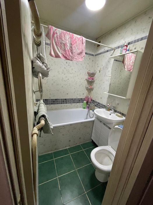 Продам 3 ех комн кв район СПутника