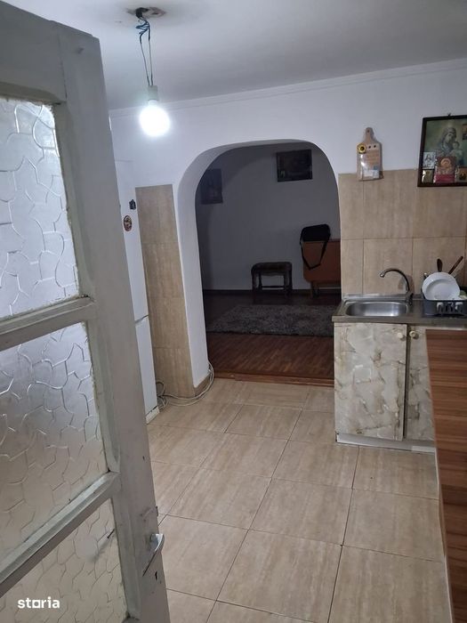 Casă cu 3 camere, teren 710 mp, utilități