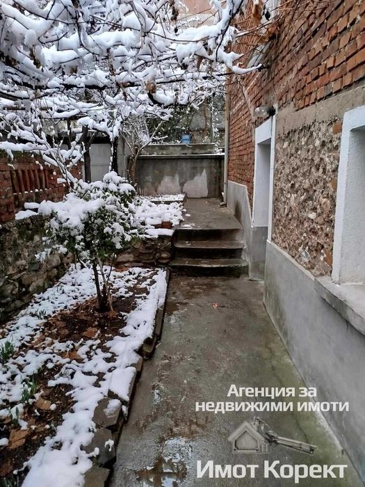 Имот Корект продава Етаж от къща,1/2 таван, 1/2 партер и 1/2 таван