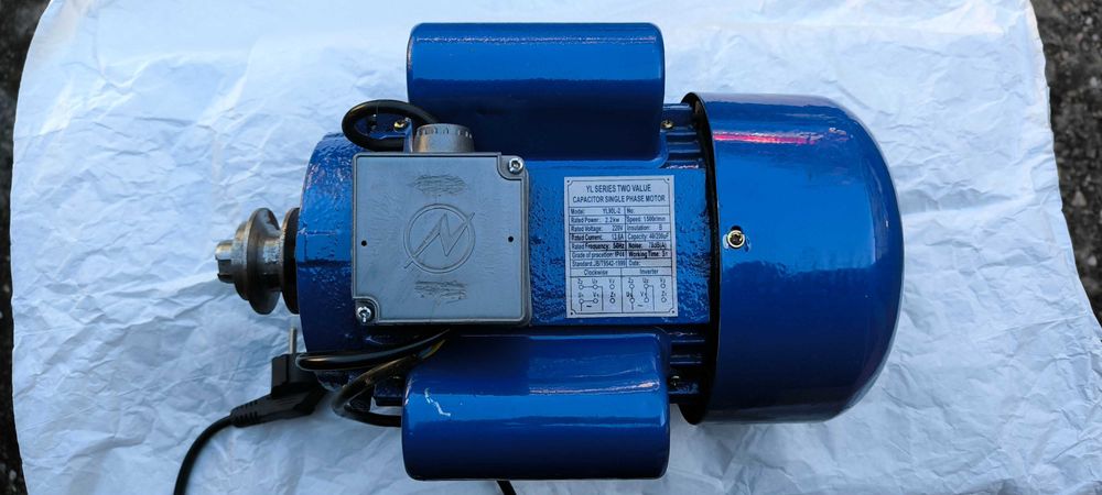 Електрически монофазен двигател 2,2KW  1500 об/мин. + три броя шайби за оста и ремък