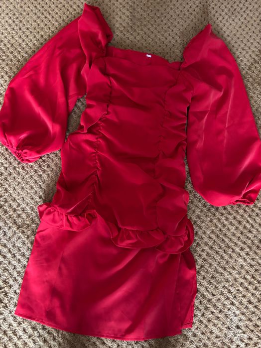 Нова червена рокля.