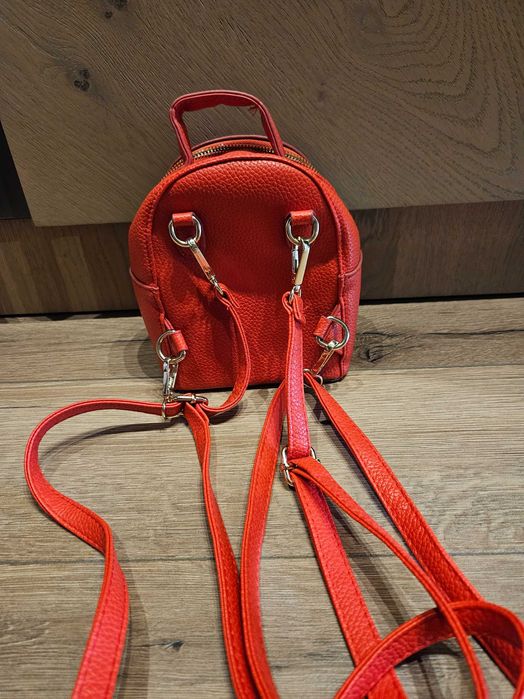 Малка червена раница