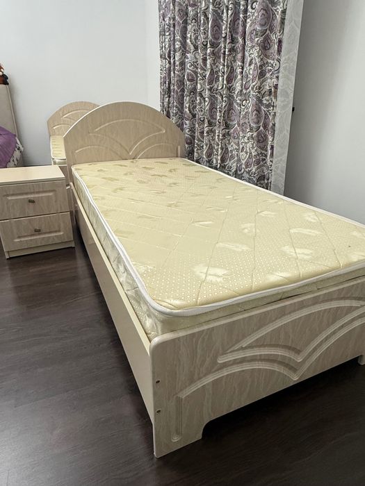 2 кровати с матрасом и с тумбой