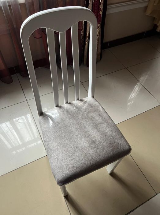 Стулья белые для кафе