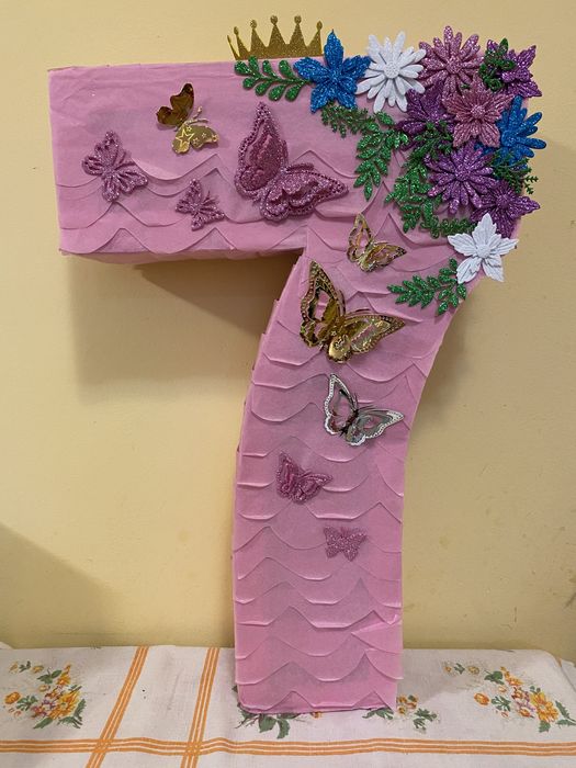 Пинята с лакомства с тема по избот