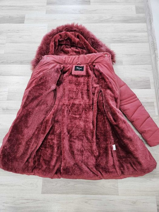 Geacă damă de iarnă, roșie, cu glugă și blană – Stare impecabilă