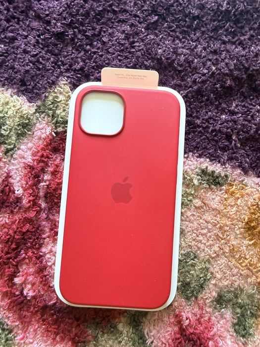 Продаю оригинальный чехол для iPhone 13.