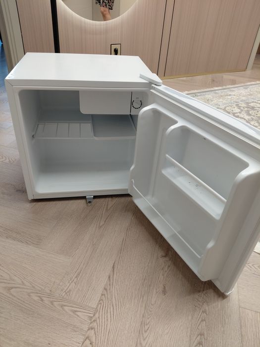 Продам холодильник офисный 2 шт