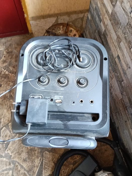 Vând ce se vede in poze ,boxa audio,pompa acvariu,pompa piscina,aspirator
