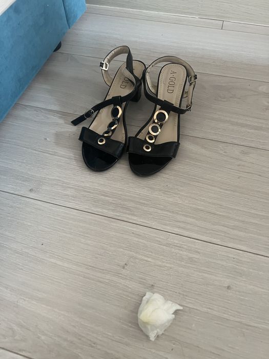 Продам обувь: ботильоны и босоножки