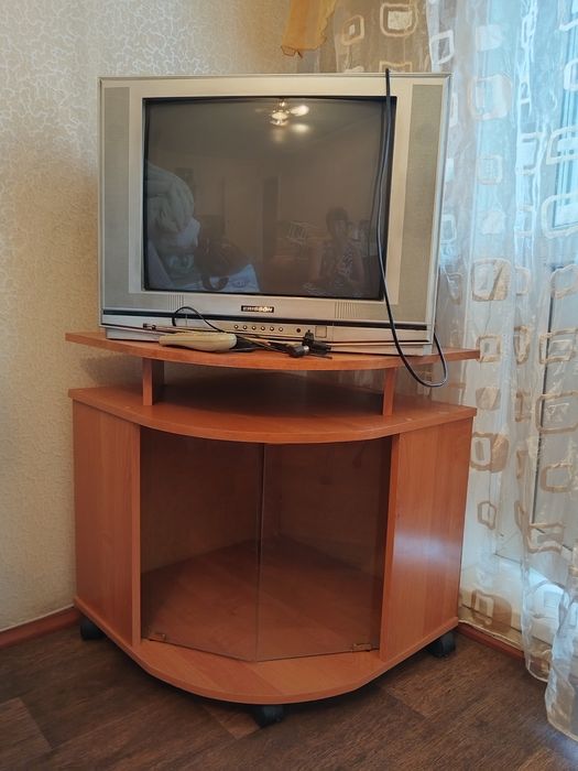 Телевизор с тумбочкой