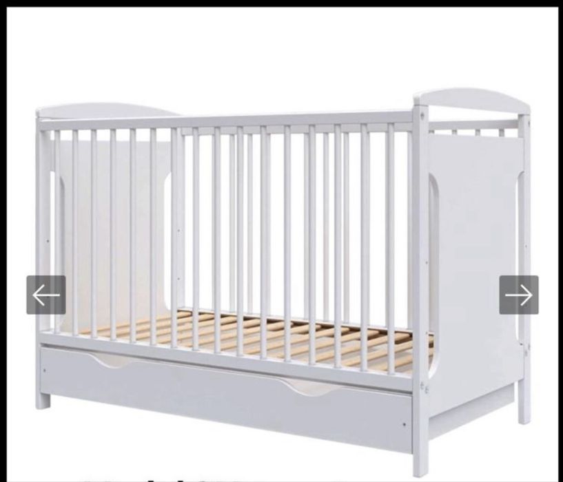 Patut bebelus din lemn proape nou