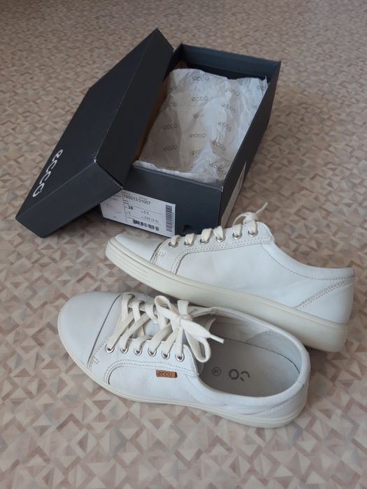Кроссовки белые, фирмы ЭККО