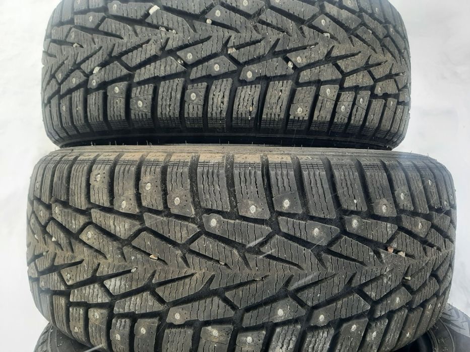 Продам шины 215/55/17 нокиа