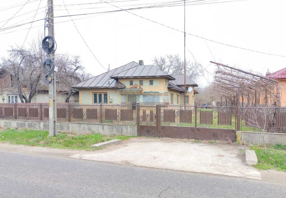 Casă și teren mare în Ghirdoveni, la șoseaua principală