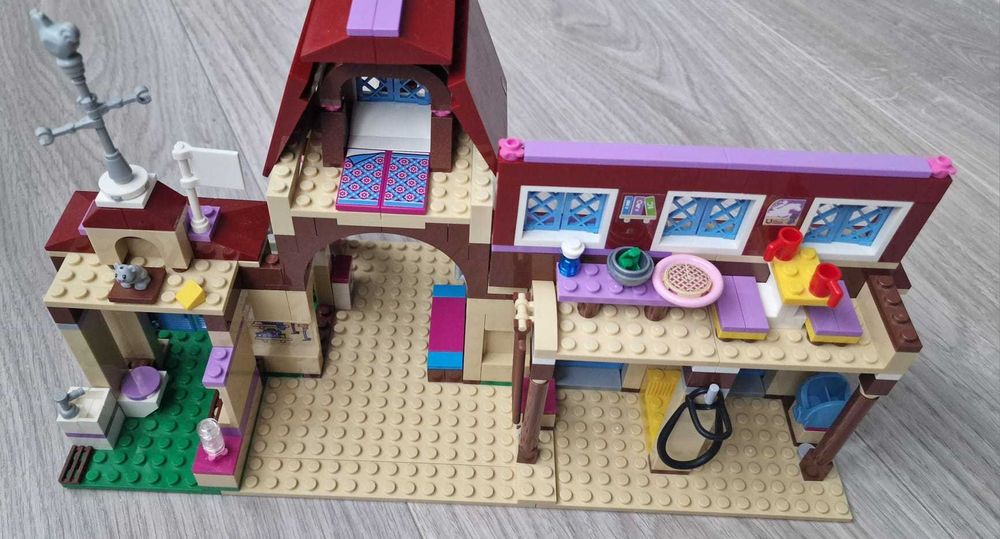 LEGO Friends - Clubul de calarie din Heartlake 41126, 575 piese