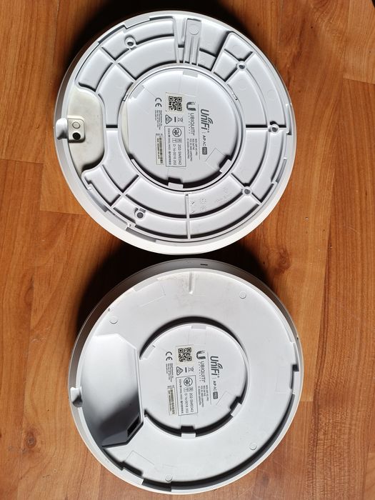 2 bucati Acces Point wirelessUniFi UAP-AC-PRO, 450 Mbps/1300 Mbps,5Ghz