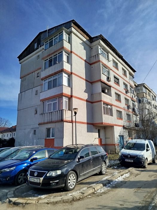 Vând apartament cu doua camere decomandat etaj 4