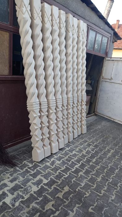 Vând stalpi sculptati
