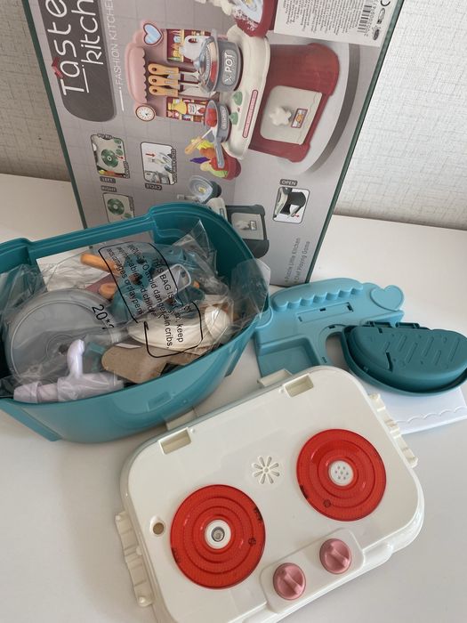 Малка зелена кухня със светещи котлони, пара и мивка с вода