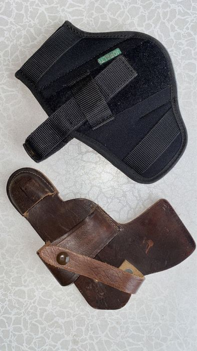 Кобури за пистолет и пълнител.