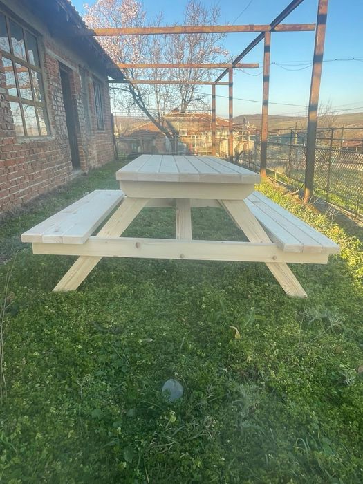 Градинска маса с пейки