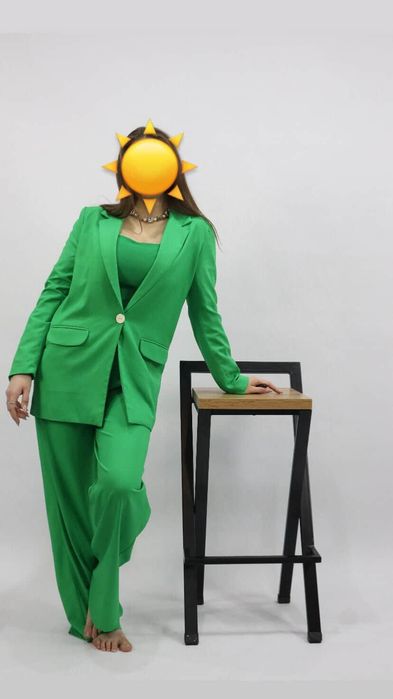 Продам красивый,зелёный костюм