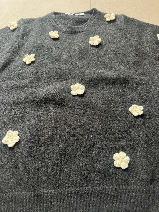 Черен пуловер с цветя