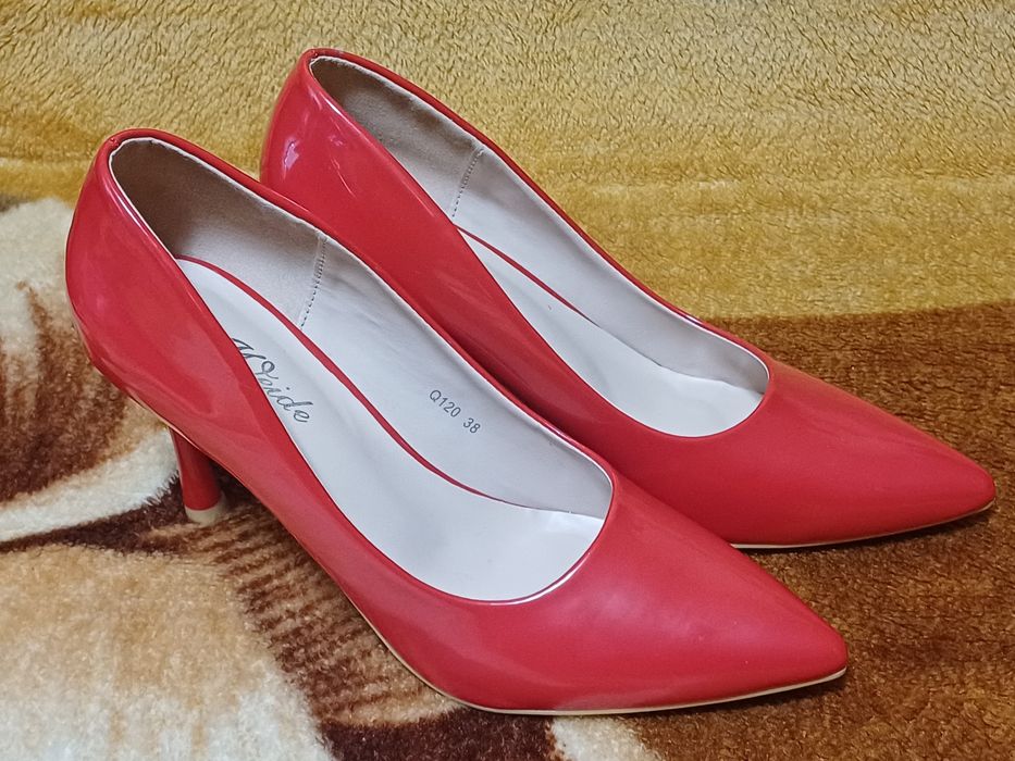 Vând  pantofi femei