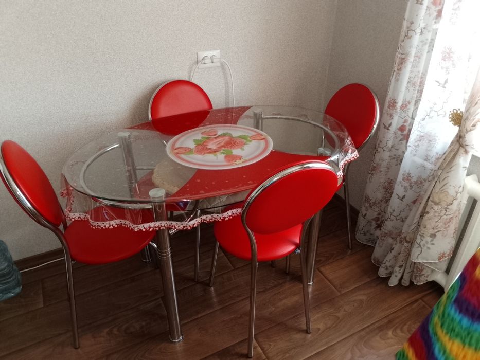 Стол со стульями в кухню