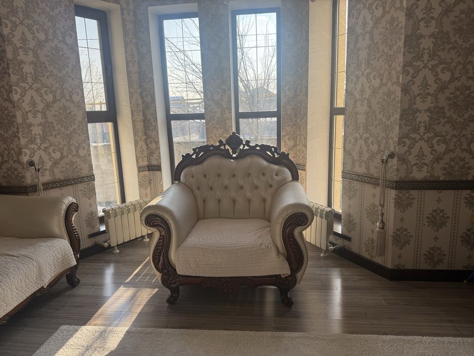 Диван с креслом с подушками