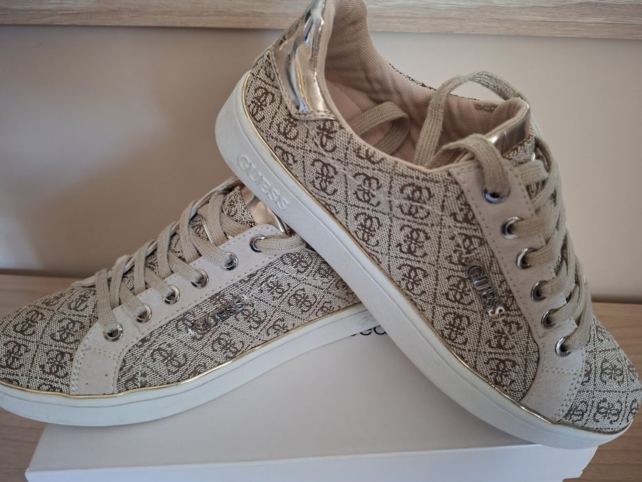 Дамски спортни обувки Guess