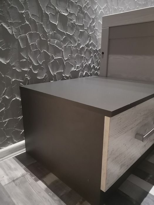 Две нощни шкафчета