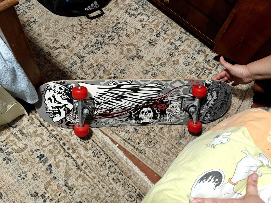 Skateboard Hervis cu imprimeu schelete