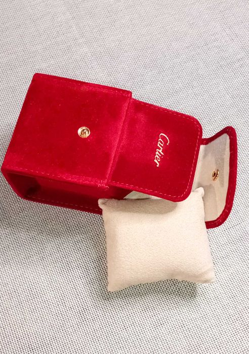 Husă pre-ovned de călătorie pentru ceas Cartier , din catifea roșie