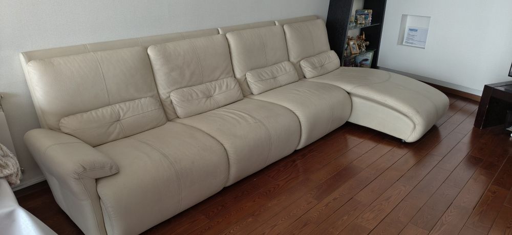 Продам диван кожаный в хорошем состоянии