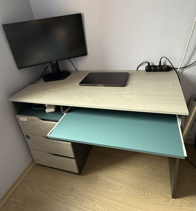 Бюро с чекмеджета и плот за клавиатура