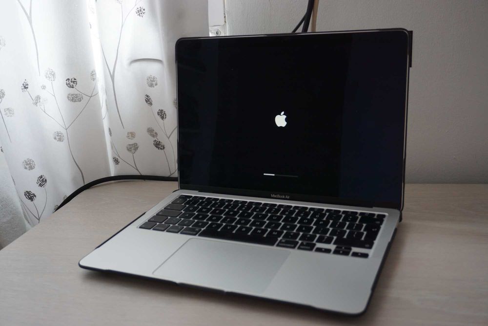 MacBook Air 13" 2020, 8GB RAM, 256GB SSD