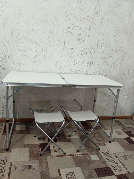 Складной столик в наборе.