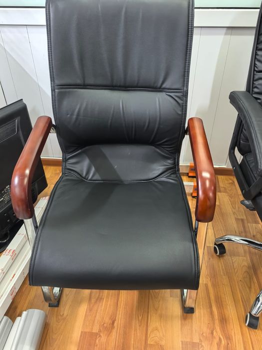 Кожаные офисные стулья