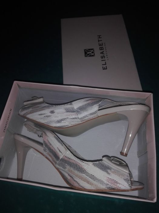 Кожаные босоножки женские