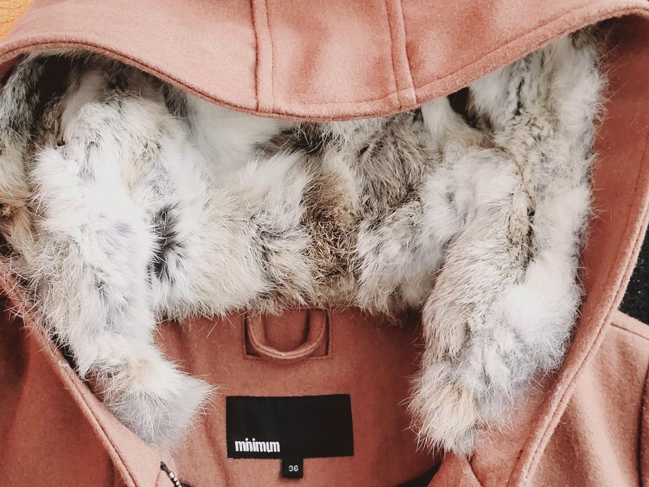 Palton din stofa de lana si gluga captusita cu blana naturala